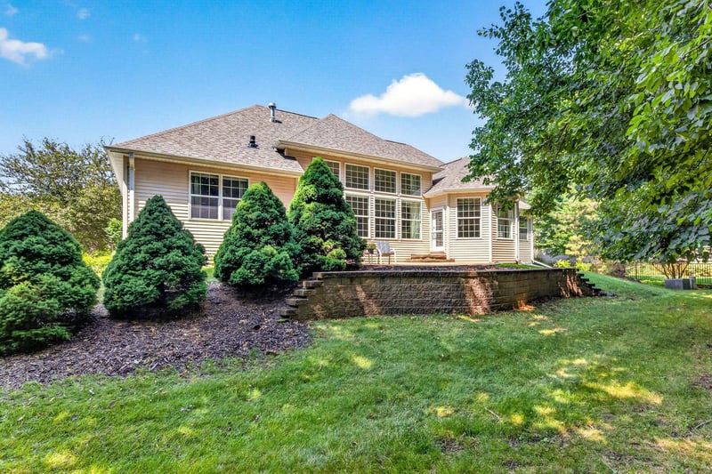 1568 Kingswood Dr, Neenah, WI 54956