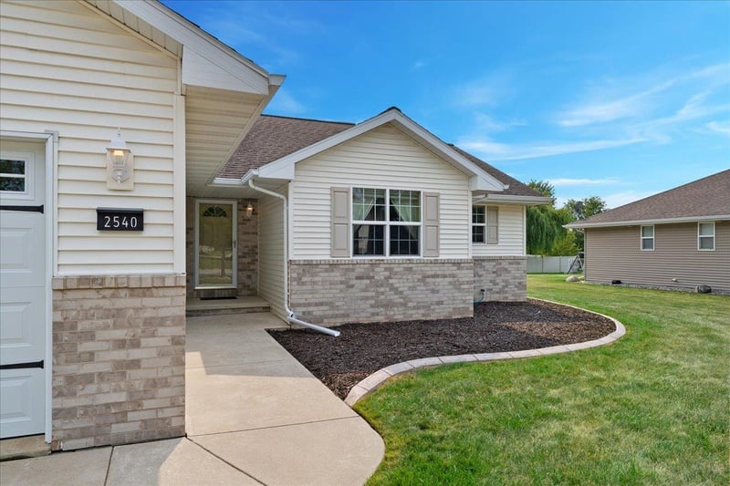 2540 Manitowoc Rd, Green Bay, WI 54311