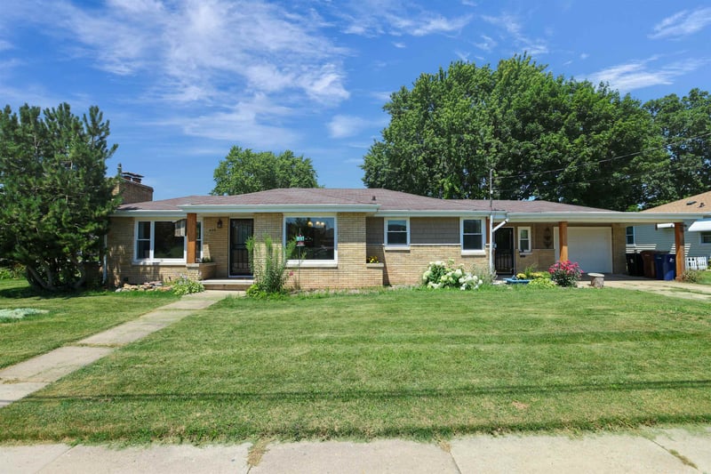 428 8th St, Menasha, WI 54952