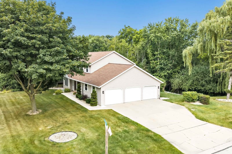 2719 Woodland Hills Ct, Green Bay, WI 54311