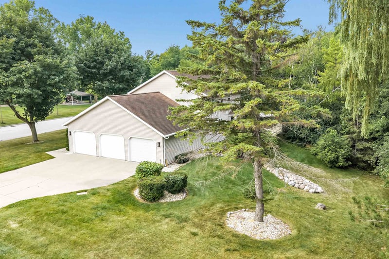 2719 Woodland Hills Ct, Green Bay, WI 54311