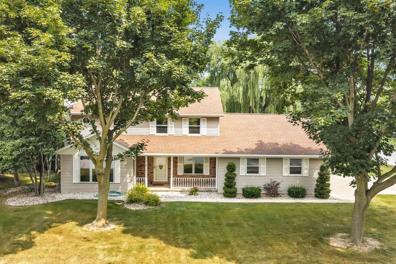 2719 Woodland Hills Ct, Green Bay, WI 54311