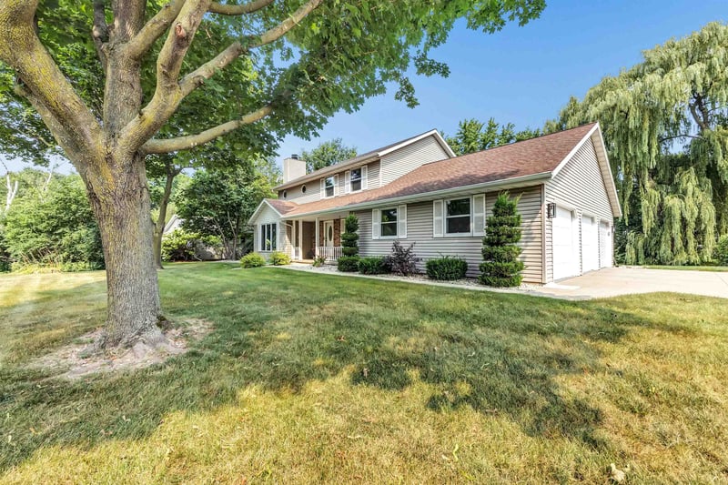 2719 Woodland Hills Ct, Green Bay, WI 54311