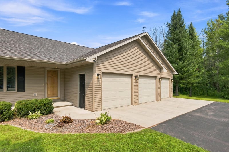 1075 Kim Ln, Little Suamico, WI 54141-8858
