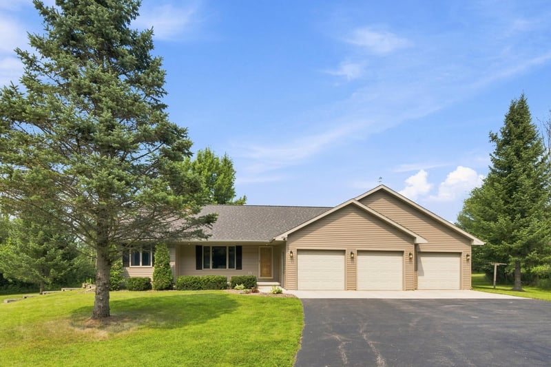 1075 Kim Ln, Little Suamico, WI 54141-8858