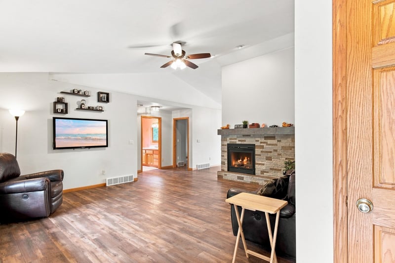 1075 Kim Ln, Little Suamico, WI 54141-8858