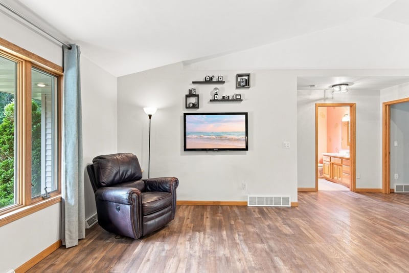 1075 Kim Ln, Little Suamico, WI 54141-8858