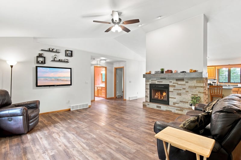1075 Kim Ln, Little Suamico, WI 54141-8858