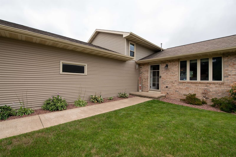 1795 Woodstock St, Oshkosh, WI 54904
