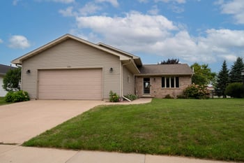 1795 Woodstock St, Oshkosh, WI 54904
