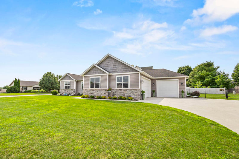 825 Lincoln St, Hortonville, WI 54944