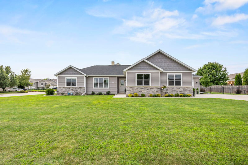 825 Lincoln St, Hortonville, WI 54944