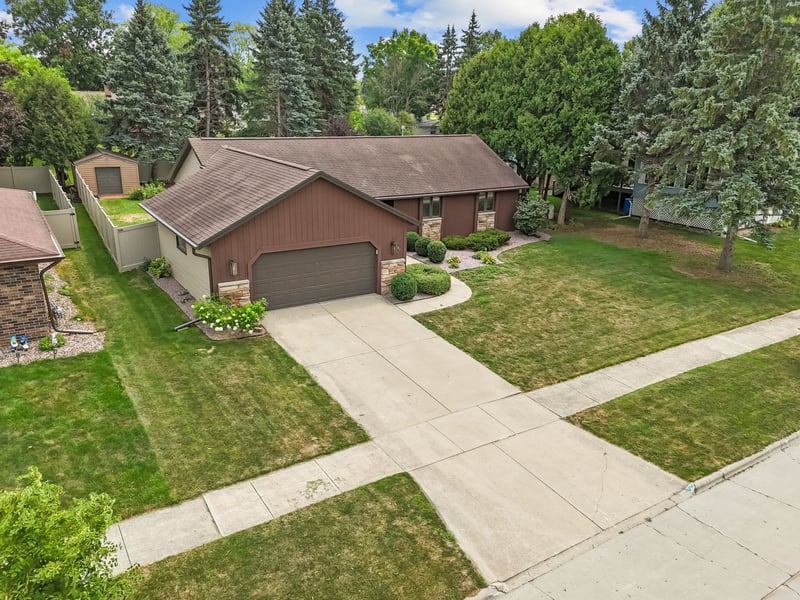 406 Silver Spring Dr, Green Bay, WI 54303-4566