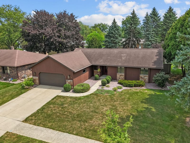 406 Silver Spring Dr, Green Bay, WI 54303-4566