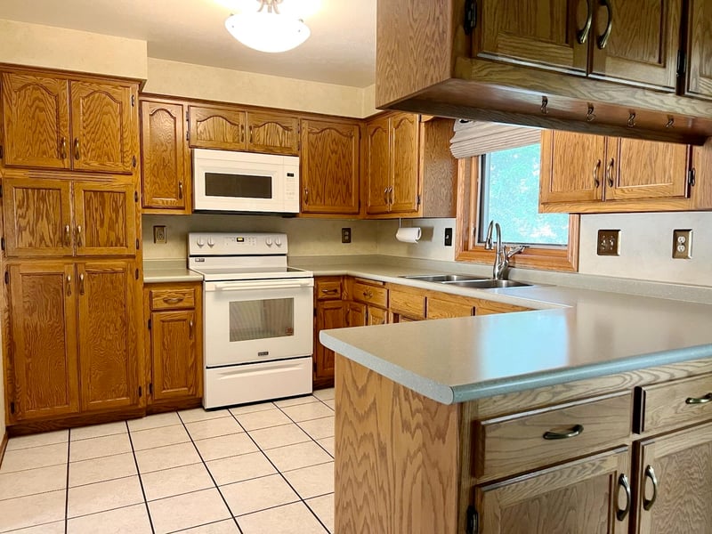 2151 Woodcrest Dr, Green Bay, WI 54304-1832