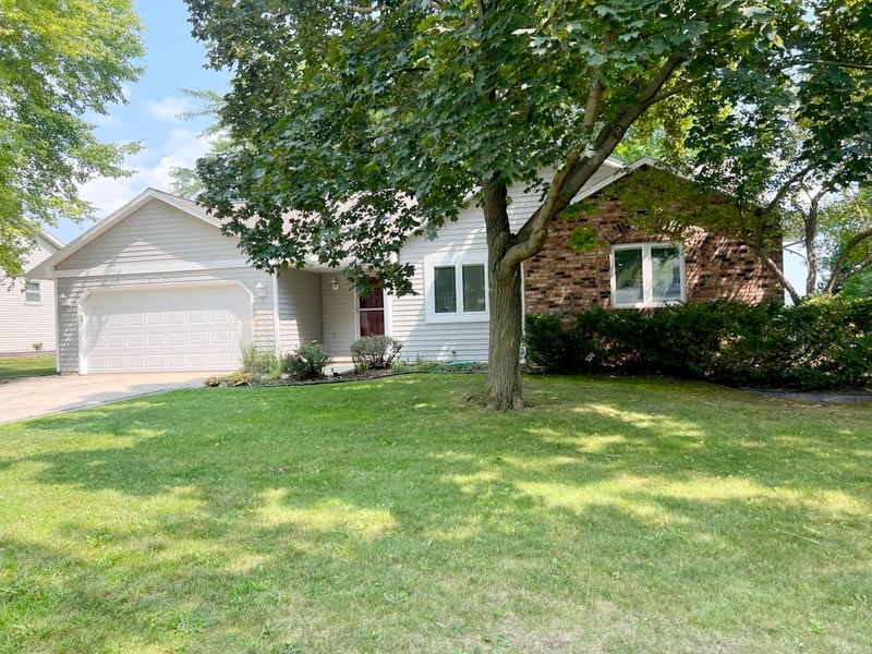 2151 Woodcrest Dr, Green Bay, WI 54304-1832