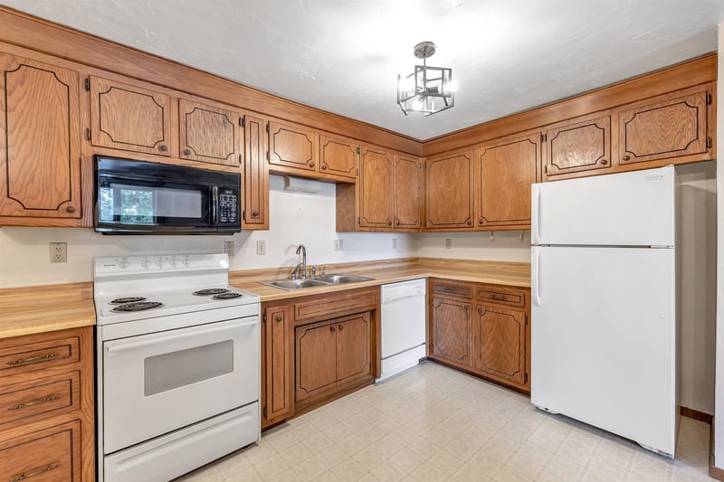 1045 Marvelle Ln, Green Bay, WI 54304