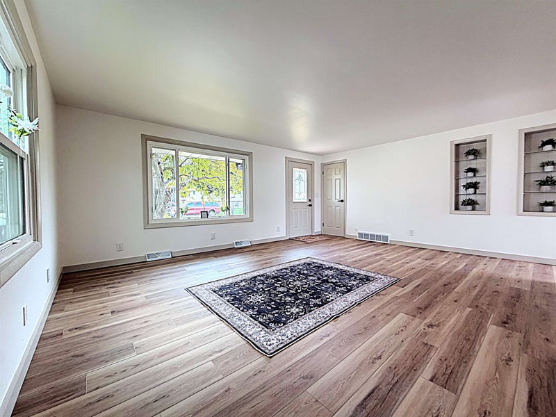 516 W 10th St, Kaukauna, WI 54130