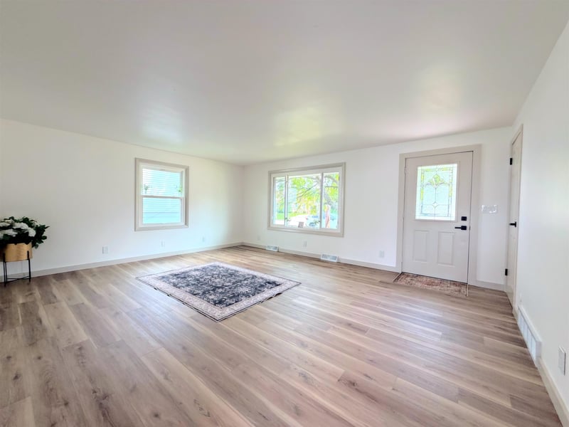 516 W 10th St, Kaukauna, WI 54130