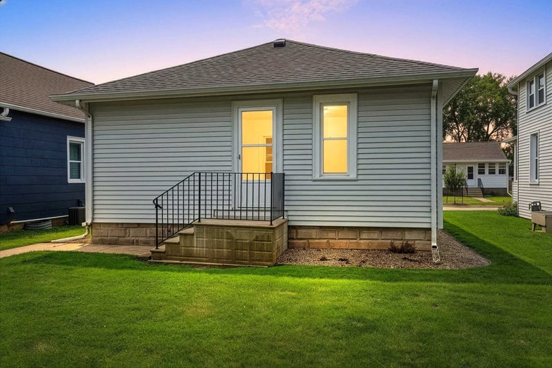 1044 Caroline St, Green Bay, WI 54303-1808