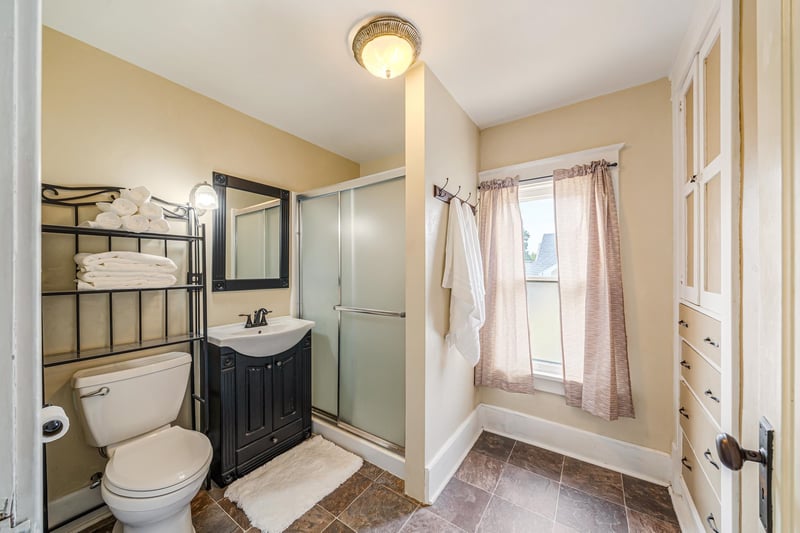 107 W 16th Ave, Oshkosh, WI 54902-6903