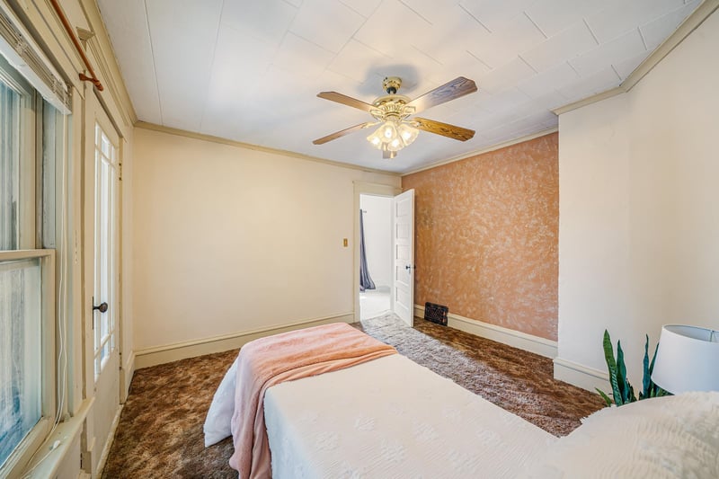 107 W 16th Ave, Oshkosh, WI 54902-6903