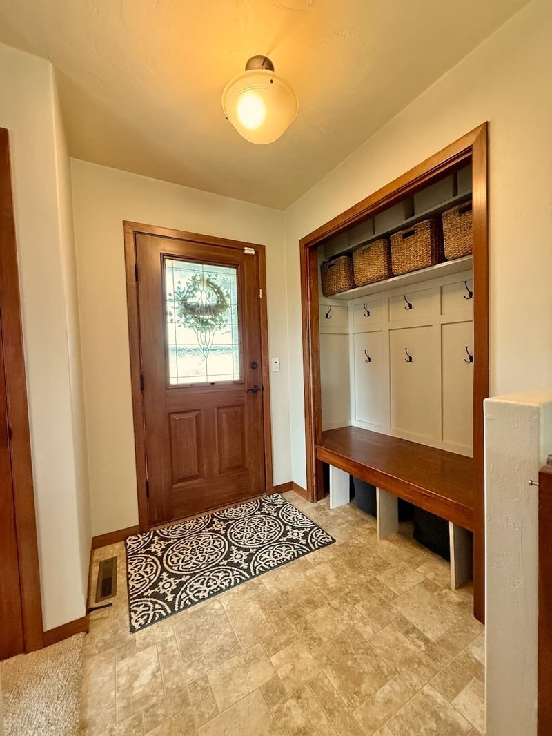W6127 Sherwood Point Dr, Greenville, WI 54942