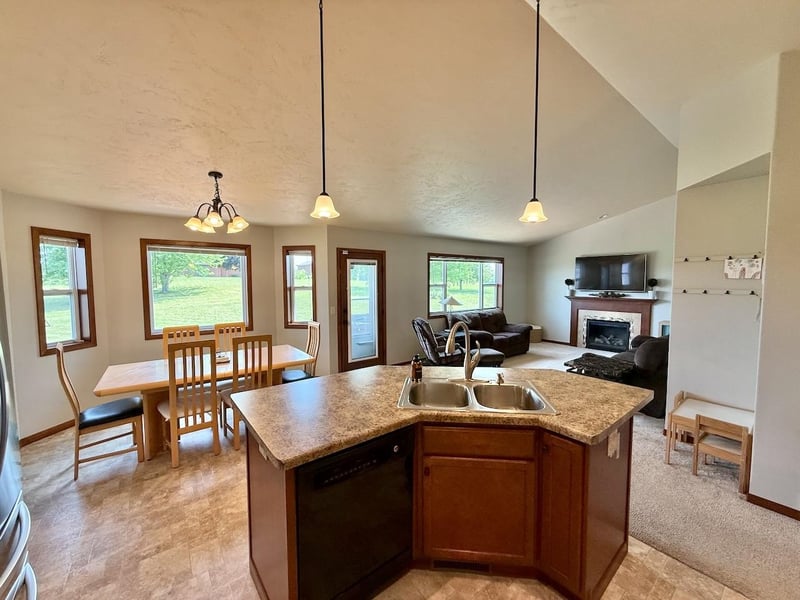 W6127 Sherwood Point Dr, Greenville, WI 54942