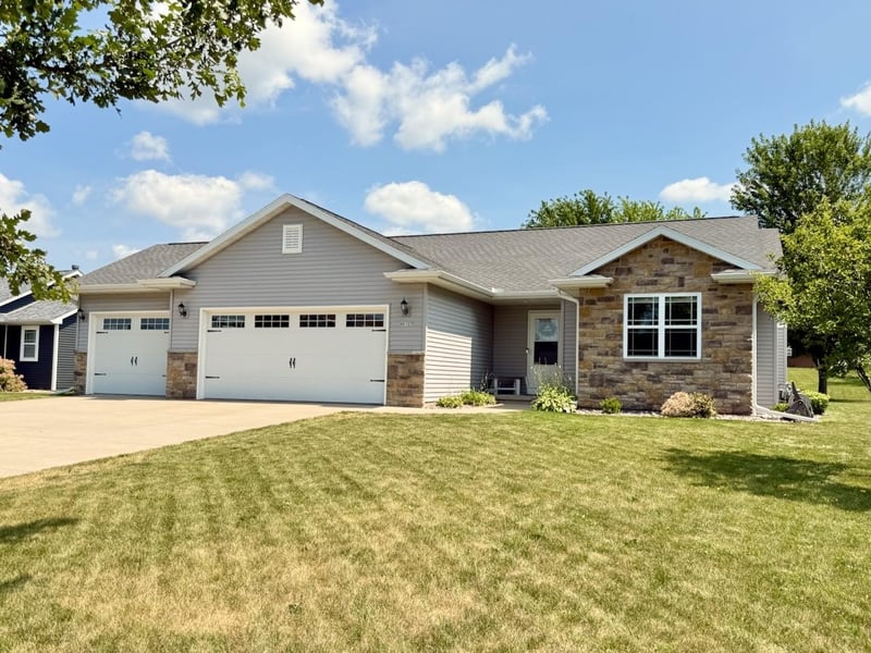W6127 Sherwood Point Dr, Greenville, WI 54942