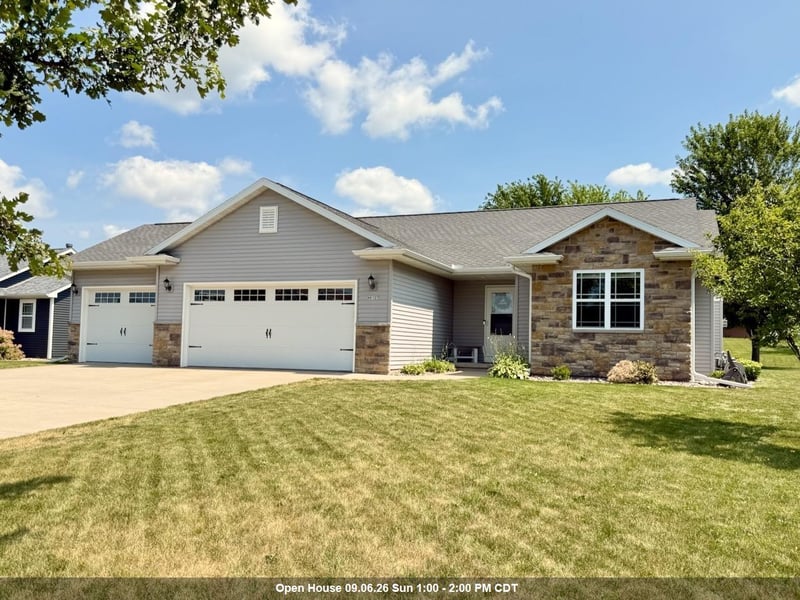 W6127 Sherwood Point Dr, Greenville, WI 54942