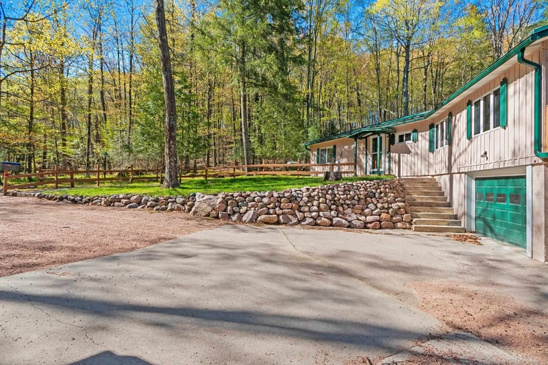 W11430 Riverside Rd, Marion, WI 54950