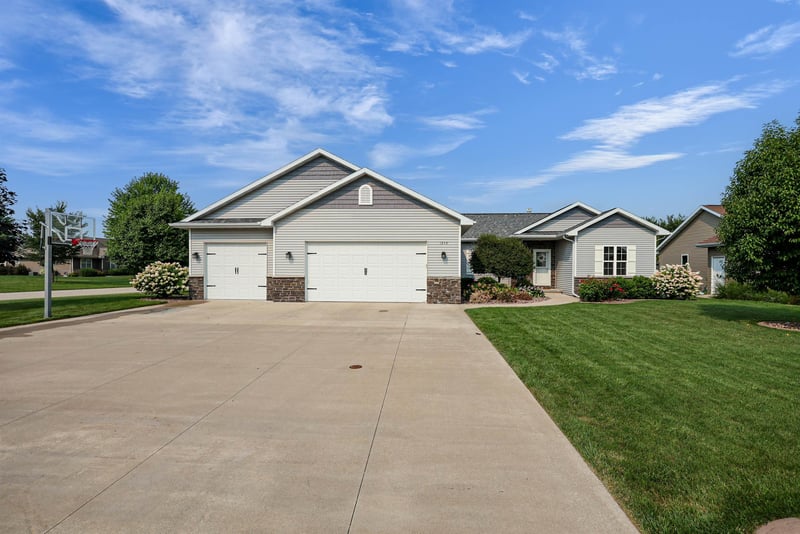 1244 Ava Ct, Neenah, WI 54956-1898