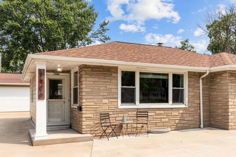 1906 S Memorial Dr, Appleton, WI 54915-1223