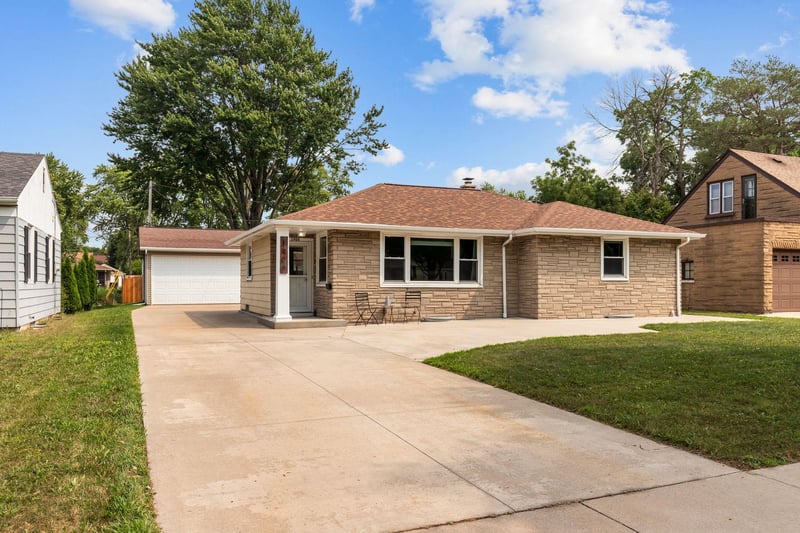 1906 S Memorial Dr, Appleton, WI 54915-1223