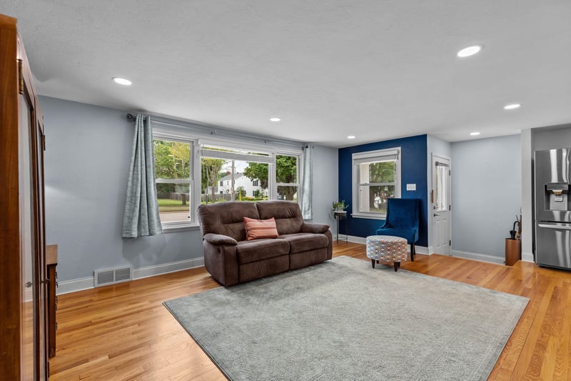 1906 S Memorial Dr, Appleton, WI 54915-1223