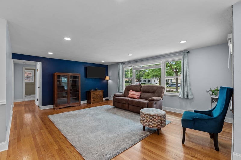 1906 S Memorial Dr, Appleton, WI 54915-1223