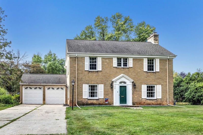 529 Arrowhead Dr, Green Bay, WI 54301-2625