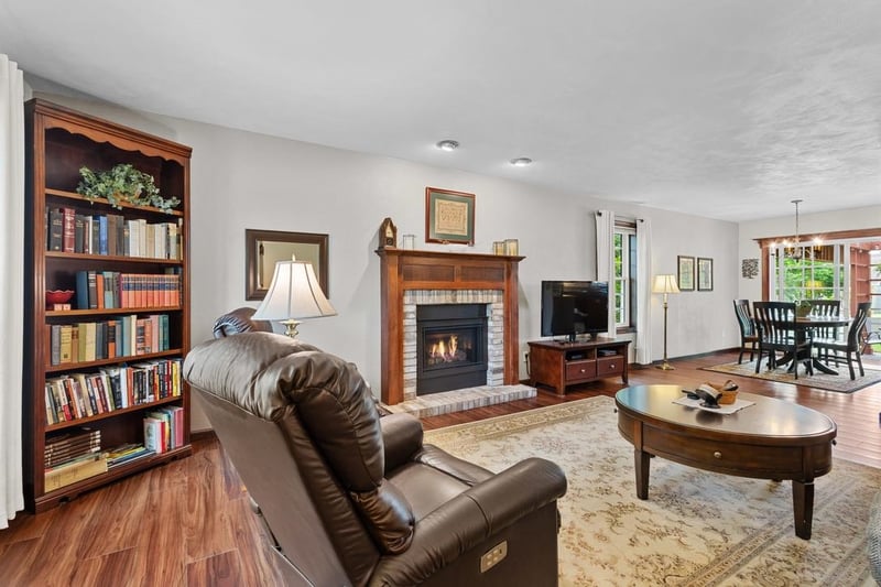 W6889 Greenridge Dr, Greenville, WI 54942