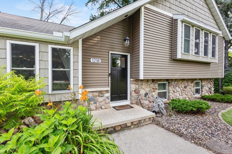 1218 Plateau Heights Rd, Green Bay, WI 54313