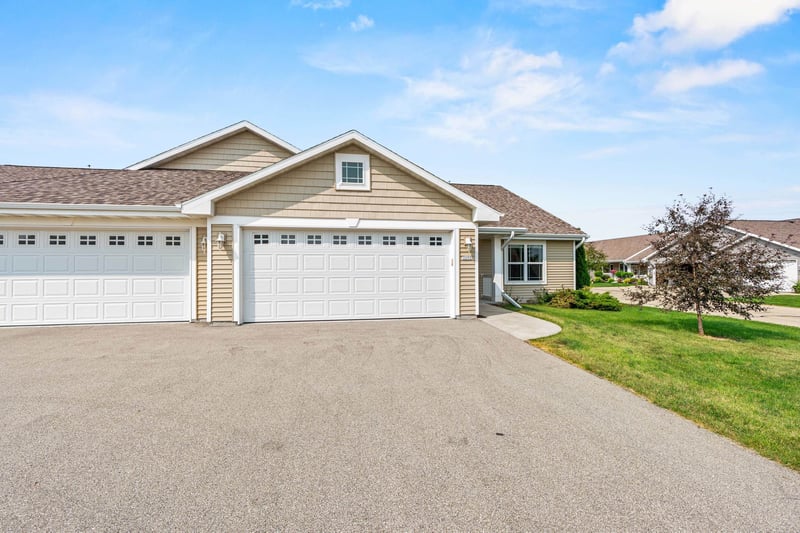 3292 Elk Ridge Dr, Oshkosh, WI 54904