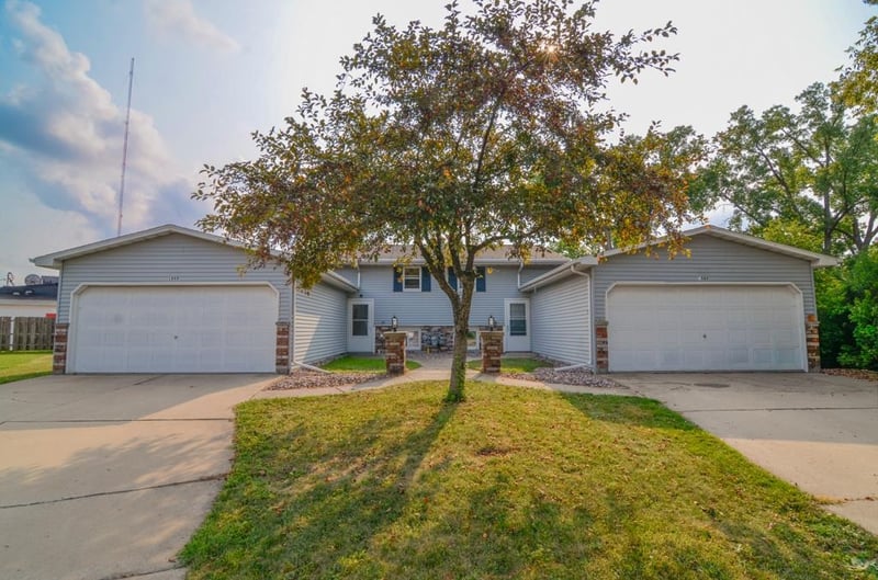 1666 Victoria Ct, Green Bay, WI 54302