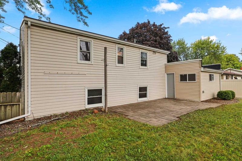 991 Suburban Dr, De Pere, WI 54115