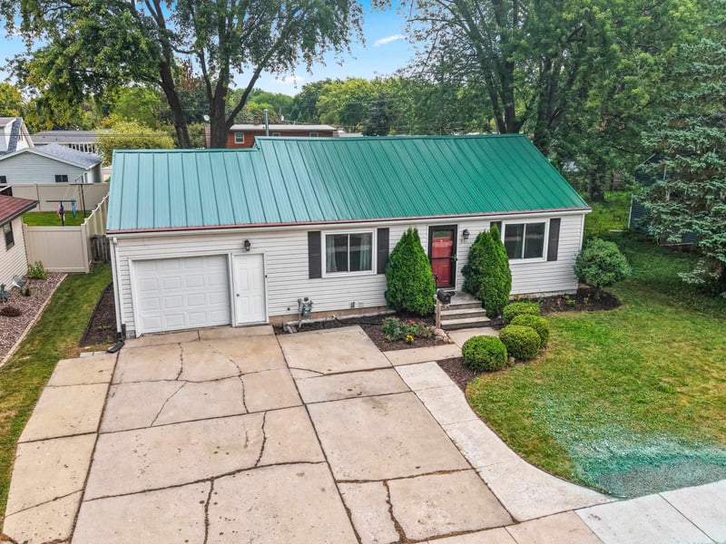991 Suburban Dr, De Pere, WI 54115