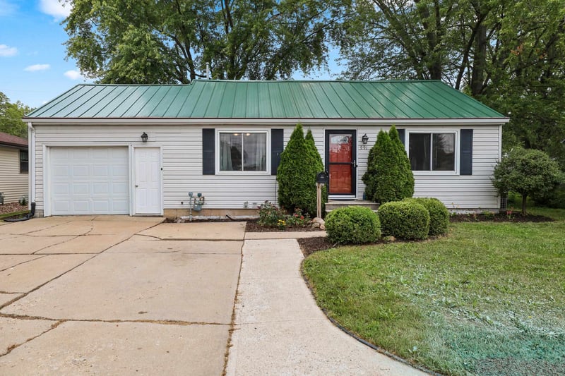 991 Suburban Dr, De Pere, WI 54115