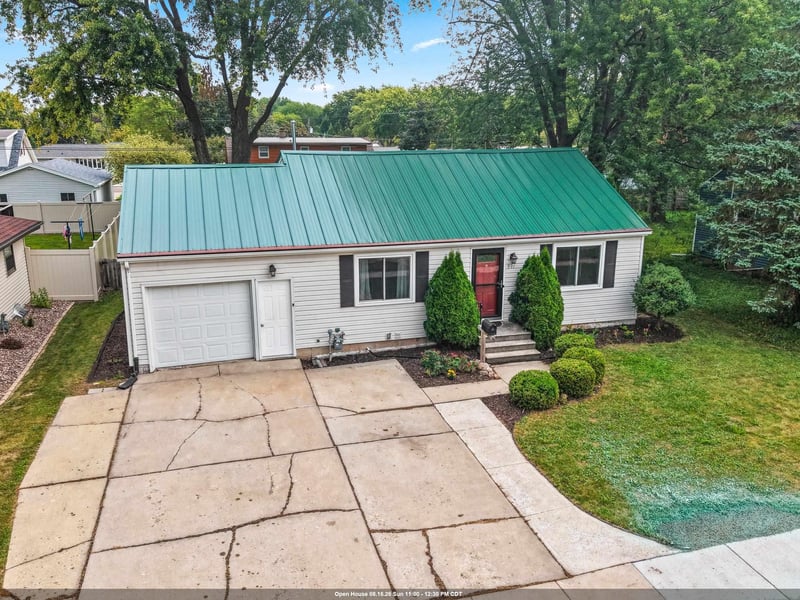 991 Suburban Dr, De Pere, WI 54115