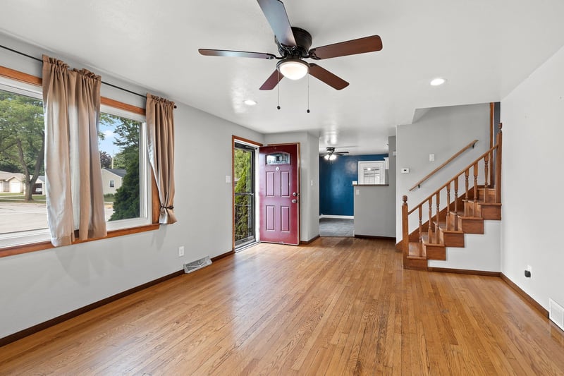 991 Suburban Dr, De Pere, WI 54115