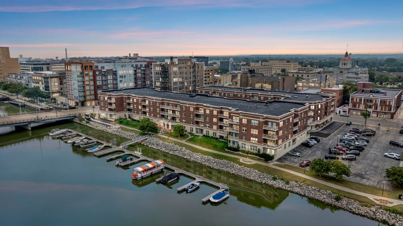 118 S Washington St #203B, Green Bay, WI 54301-4267