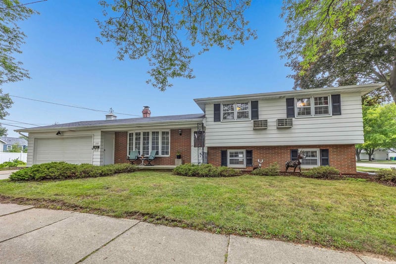 1383 Minahan St, Green Bay, WI 54304-4367