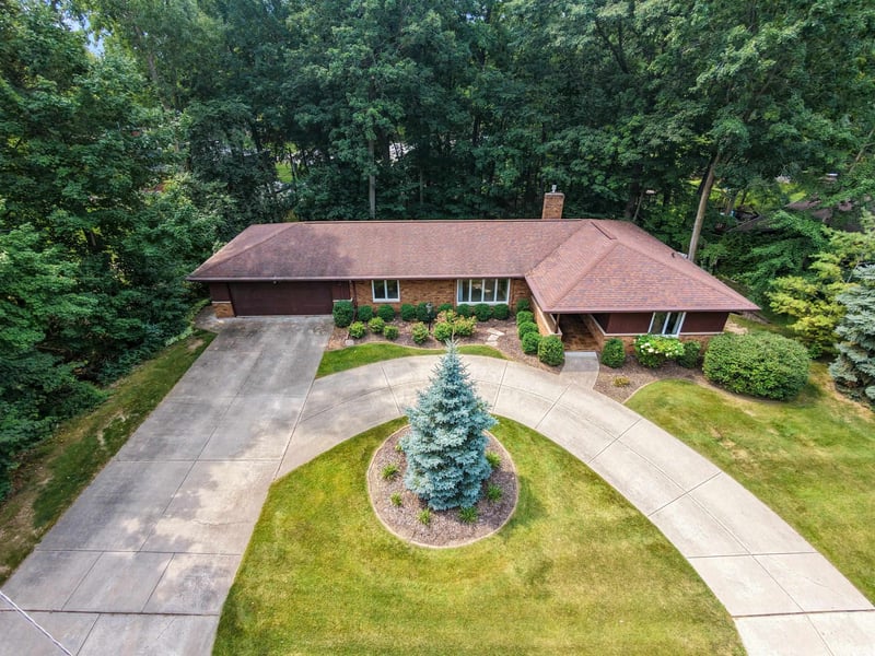 2450 Hillside Ln, Green Bay, WI 54302