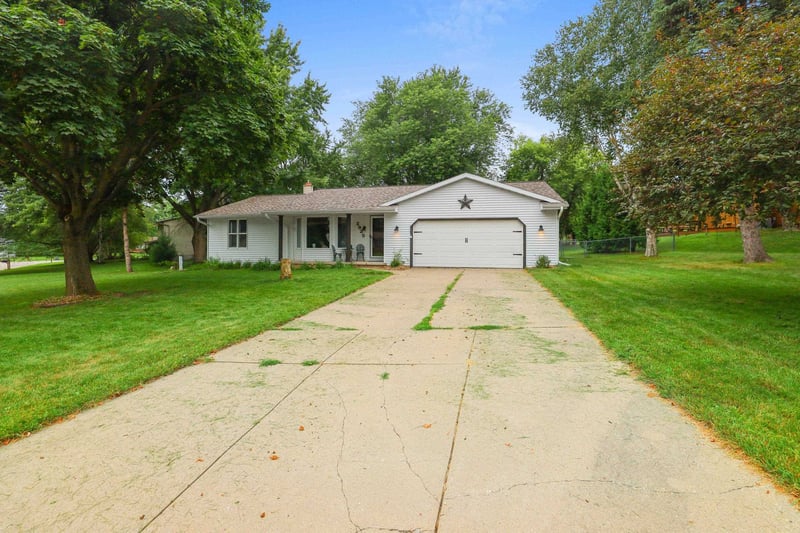 2925 Devroy Ln, Green Bay, WI 54313